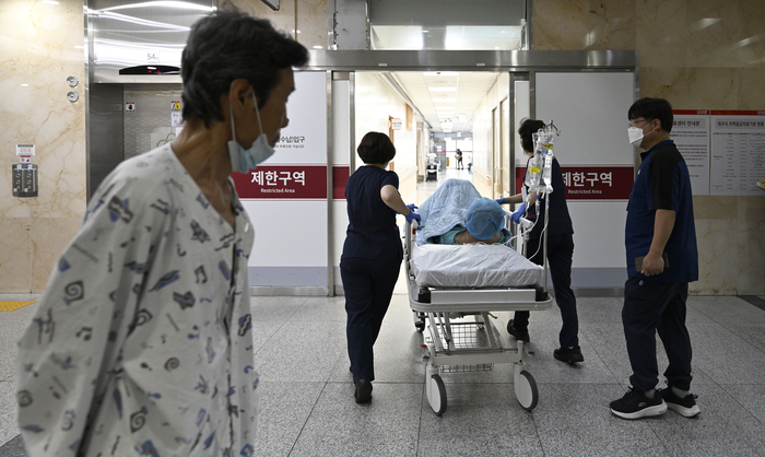 대구의 한 병원 응급실에서 의료진이 긴급 수술이 필요한 환자를 들것에 태워 수술실로 옮기고 있다. 추석 연휴를 앞두고 환자가 몰리면서 응급실과 수술실에는 긴장감이 감돌고 있다.<영남일보 DB>