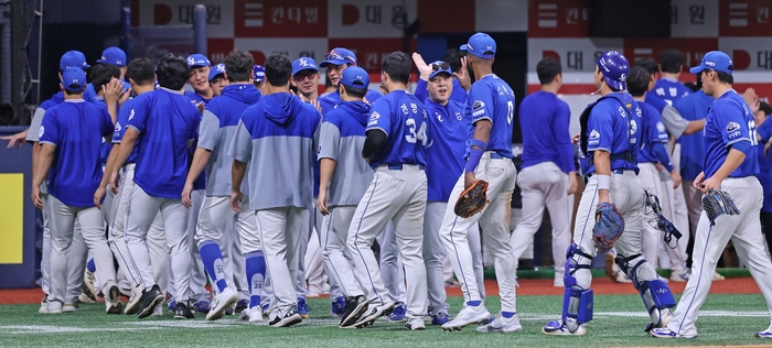 지난 28일 오후 2시 서울 고척스카이돔에서 열린 2025 신한 SOL 뱅크 KBO리그 삼성 라이온즈와 키움 히어로즈 경기에서 삼성 선수단이 승리 후 환호하고 있다. <삼성 라이온즈 제공>