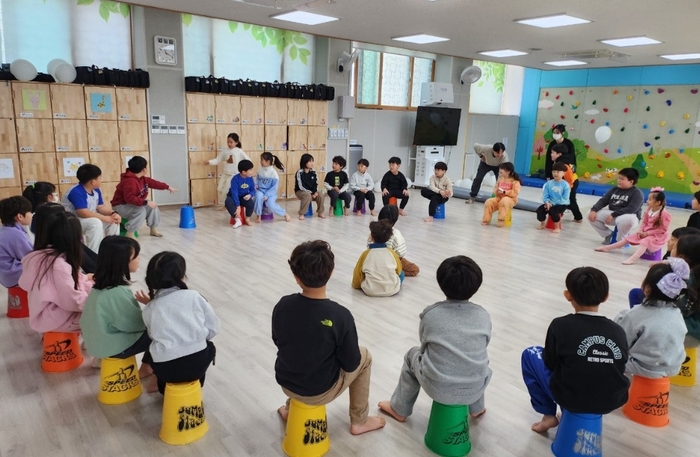 구미시 다함께돌봄센터에서 아이들이 단체 놀이로 즐거운 시간을 보내고 있다.< 구미시 제공>