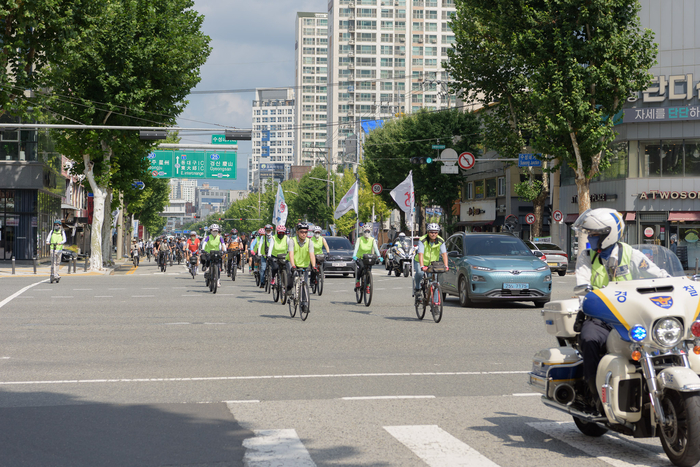 지난 27일 열린 2025 지구를 위한 기후행동 자전거 대행진에 참가한 시민들이 도심 12㎞ 구간을 달리고 있다.<대구지속가능발전협의회 제공>