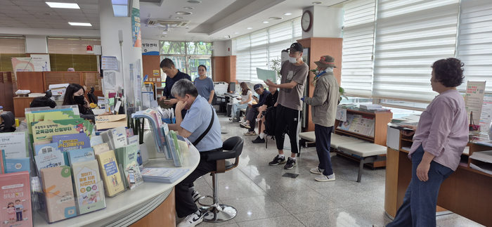 29일 오전 대구 중구 남산4동 행정복지센터 민원창구에서 주민들이 전입신고와 각종 증명서 발급 등을 위해 대기하고 있다. 조윤화 기자
