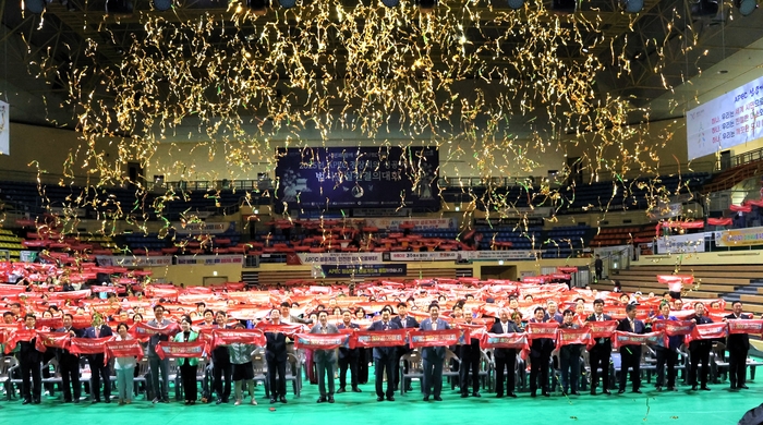 경주시는 2025 APEC 정상회의를 한달 앞두고 30일 경주실내체육관에서 2025 APEC 정상회의 성공개최 범시민실천결의대회를 열었다. 이날 행사에는 APEC 범시도민지원협의회 회원을 비롯해 유관기관, 시민단체, 자원봉사자 등 3천여 명이 함께 성공 개최를 다짐했다. 경주시 제공