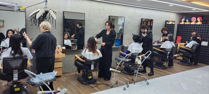 구미대 의료뷰티디자인학부 교수와 학생들이 세계 정상과 글로벌 기업인 동반 가족에게 제공한 뷰티 서비스 시연을 하고 있다.<구미대 제공>
