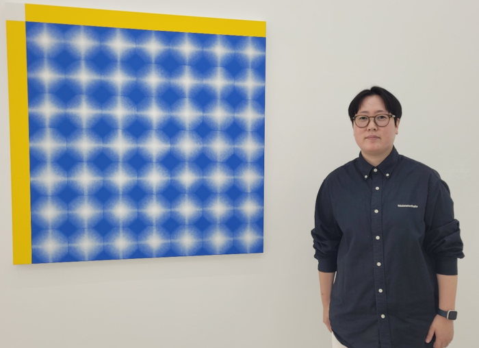 박아람 작가가 021갤러리에 전시된 자신의 작품 앞에서 포즈를 취하고 있다.<임훈기자 hoony@yeongnam.com>