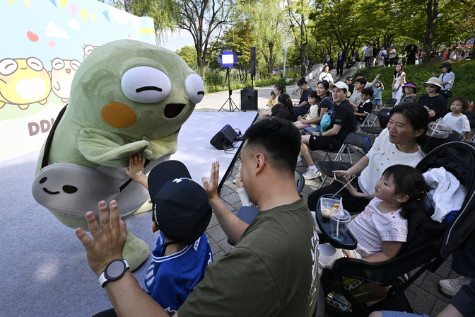 27일 오전 대구 수성구 수성못에서 열린 2025수성못 페스티벌에서 나들이객들이 수성구 마스코트 뚜비의 공연을 보며 즐거운 시간을 보내고 있다. 이윤호 기자 yoonhohi@yeongnam.com