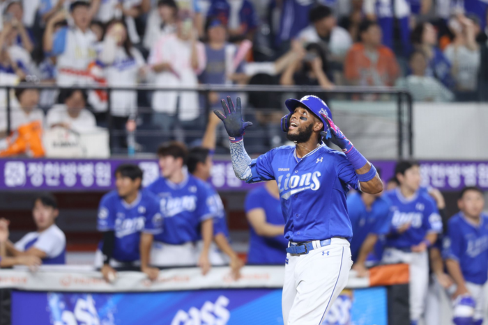 지난달 29일 대전 한화생명볼파크에서 열린 2025 신한 SOL 뱅크 KBO리그 삼성 라이온즈와 한화 이글스 경기에서 디아즈가 홈런을 친 후 세레머니를 하고 있다. <삼성 라이온즈 제공>