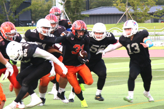 지난 6일 열린 경북대와 경일대 경기에서 경북대 러닝백 이효원이 힘있는 플레이로 경일대 중앙을 돌파하고 있다. <대구경북미식축구협회 제공>