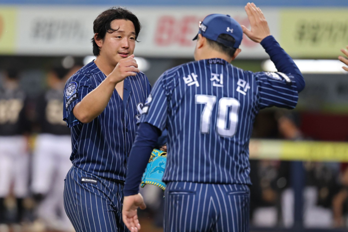 지난 14일 대구 삼성라이온즈파크에서 열린 2025 신한 SOL 뱅크 KBO리그 삼성 라이온즈와 KT 위즈경기에서 양창섭이 경기 후 박진만 감독다 하이파이브를 하고 있다. 삼성 라이온즈 제공