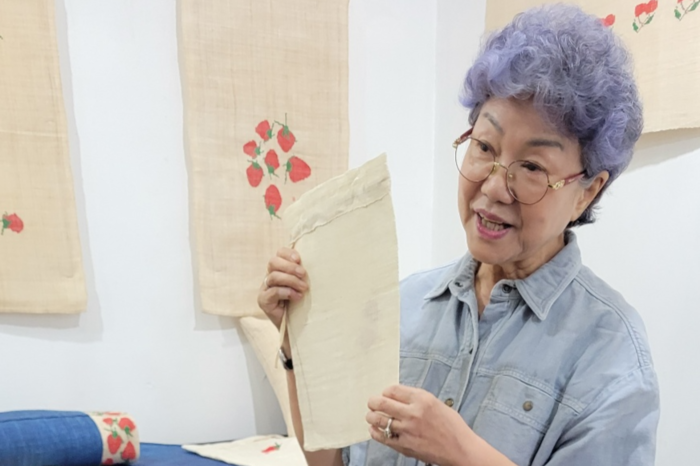 김춘희 여사가 무삼 작품의 제작 과정과 소재 특성에 대해 설명하고 있다. 임훈기자 hoony@yeongnam.com