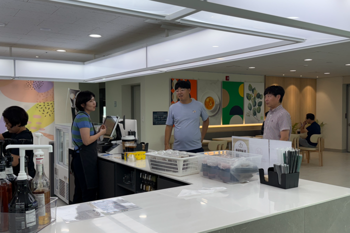 17일 오후 2시쯤 찾은 대구 달서구 사회적 경제지원센터 로비에 마련된 카페를 주민들이 이용하고 있다. 구경모기자