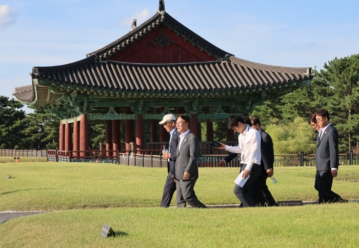 김민석 국무총리가 29일 경북 경주시 동궁과 월지를 찾아 APEC 참가자 관광 프로그램 준비 현황을 보고 받은 뒤 현장을 둘러보고 있다. 연합뉴스
