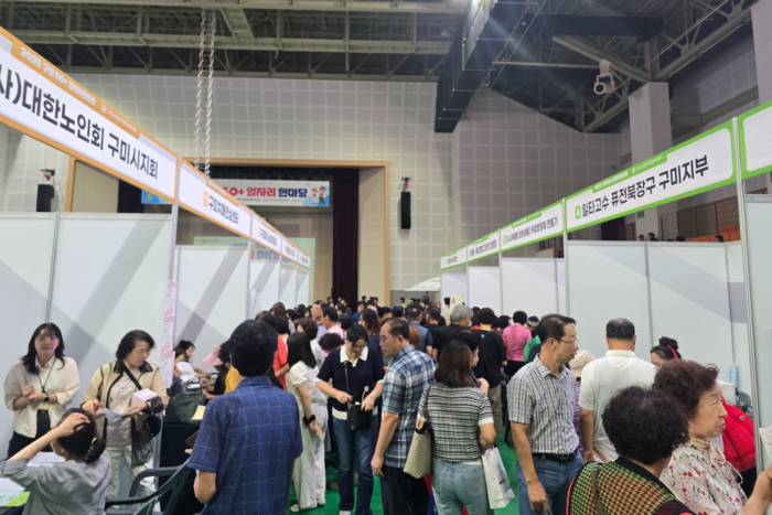 11일 구미복합스포츠센터에서 열린 구미 60+일자리 한마당에 참여한 60세 이상 구직자들이 일자리를 구하고 있다. 박용기기자