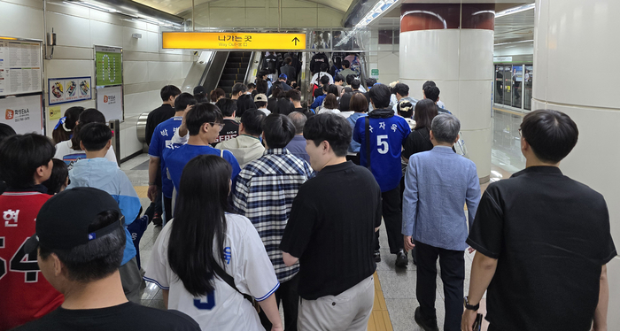 지난 5월 23일 삼성 라이온즈와 기아 타이거즈의 경기를 보기 위해 수성알파시티역에서 내린 관람객들이 야구장으로 가고 있다. 이지용 기자 sajahu@yeongnam.com