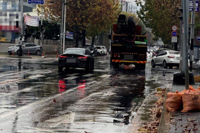 비가 내리는 날 대구 달서구 월암동의 한 도로 모습. 차선이 흐릿하게 보인다. <영남일보DB>