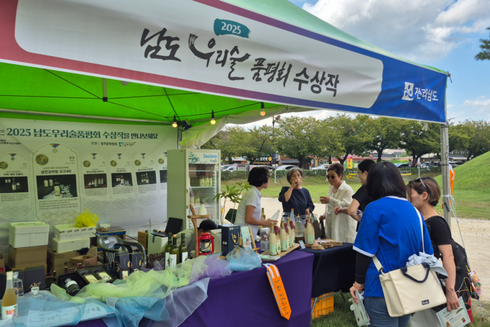 전남 홍보관에서는 남도 우리술 품평회 수상작 시음 행사가 진행돼 시민들이 전통주를 맛보고 있다. 장성재기자 blowpaper@yeongnam.com