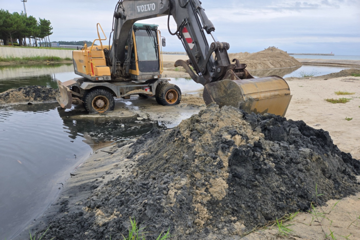 후포해수욕장 바로 옆에 삼율천 하류에 오폐수가 모래바닥8m깊이 정도  뭍여있어 바다로 보내기 위해 작업모습. <독자 제공>