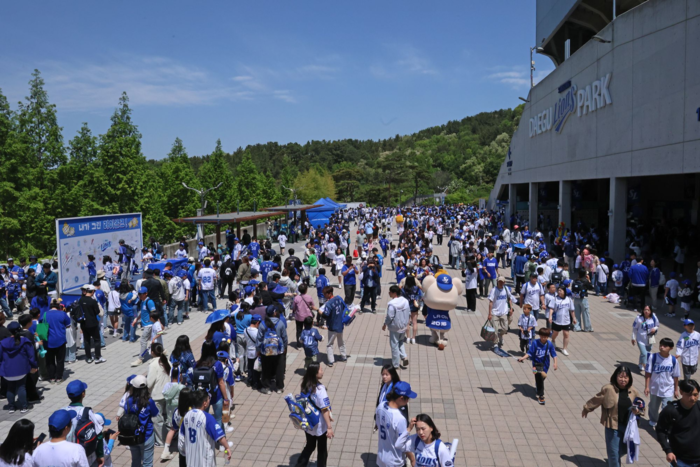 대구 삼성라이온즈 파크를 찾은 관중들. <삼성 라이온즈 제공>