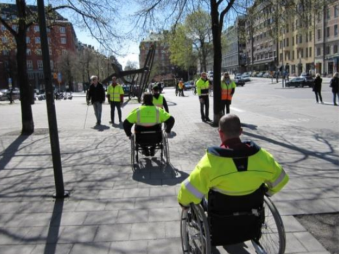 스톡홀름 공무원들이 시내에서 휠체어를 타면서 장애인의 시각에서 도시를 바라보는 훈련을 하고 있는 모습. <스톡홀름시 제공>