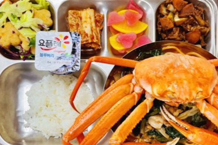 경구 중·고교가 학생들에게 든든한 한끼 점심으로 제공하는 홍게한마리짬뽕, 순살찜닭, 꽃송이두부샐러드, 찹쌀밥, 하트단무지, 배추김치, 요플레. <경구 중·고교 제공>