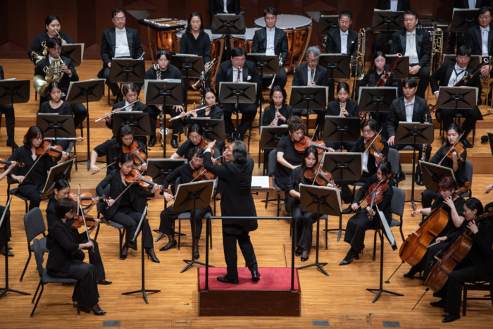 지난 25일 일본 오사카 더 심포니홀에서 열린 월드오케스트라페스티벌 인 재팬 공연에서 백진현 대구시향 상임지휘자가 지휘를 하고 있다. <대구시향 제공>