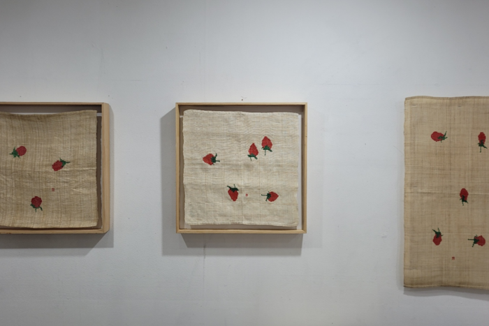 김춘희 여사의 무삼 작품이 소헌미술관 전시장에 걸려 있다. 임훈기자 hoony@yeongnam.com