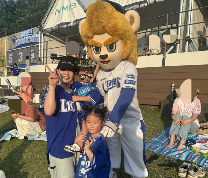 가족들과 함께 대구 삼성라이온즈파크를 찾는다는 이윤미씨가 아이들과 삼성 라이온즈 마스코트와 기념사진을 찍고 있다. <본인 제공>