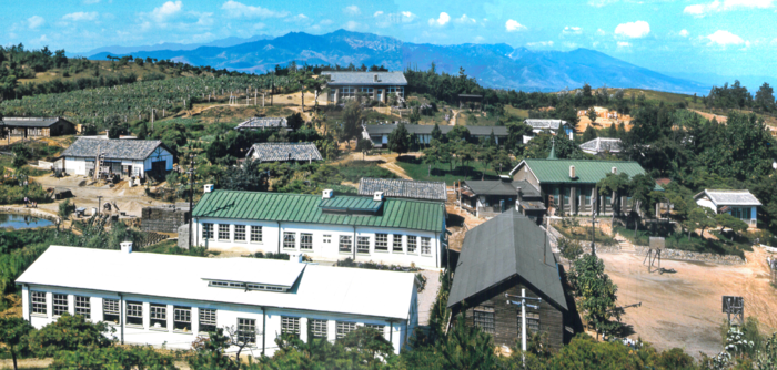 경산 신천동의 메노나이트 실업학교 전경. 1964년 촬영된 사진을 복원해 한눈에 볼 수 있게 했다. 흰색 지붕과 바로 뒤 초록색 지붕의 건물은 각각 교실과 교무실로 지금까지 남아있다. <메노나이트 아카이브 제공>