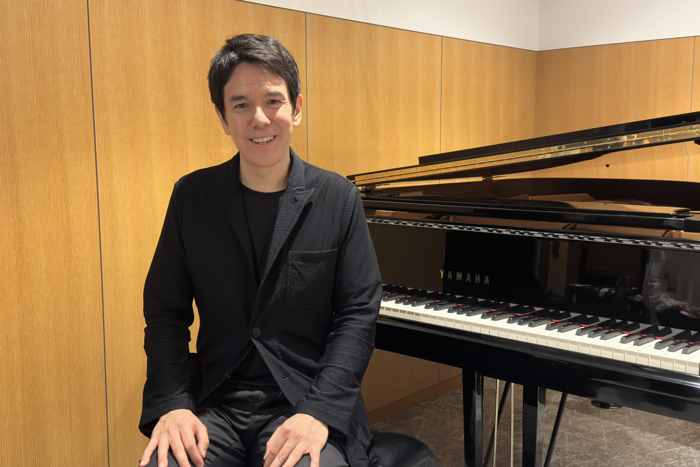 지난 22일 일본 후쿠오카 심포니홀 대기실에서 협연자 피아니스트 카네코 미유지가 포즈를 취하고 있다. 정수민기자 jsmean@yeongnam.com