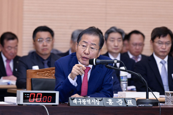 지난 2023년 10월, 홍준표 대구시장이  대구시 산격청사에서 열린 국정감사에서 의원들의 질의에 답변하고 있다. <영남일보DB>