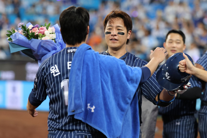 7일 오후 5시 삼성 라이온즈파크에서 열린 2025 신한 SOL 뱅크 KBO리그 삼성 라이온즈와 한화 이글스 경기에서 강민호가 개인 통산 350홈런을 기록 후 원태인과 포옹하고 있다. 삼성 라이온즈 제공