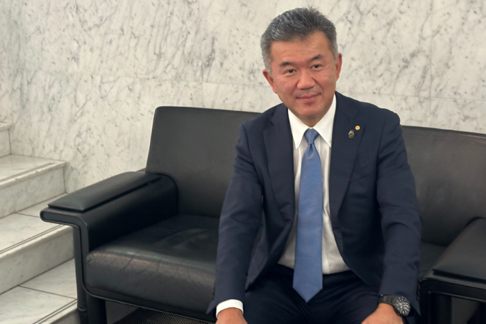 지난 22일 후쿠오카 심포니홀 로비에서 기타 히로요시 오사카 더 심포니홀 극장장이 포즈를 취하고 있다.  그는 이번 기회를 통해 러시아 작곡가의 곡을 한국 오케스트라와 헝가리 혼혈인 협연자가 일본에서 공연하게 돼 기쁘다고 소감을 전했다. 정수민기자 jsmean@yeongnam.com