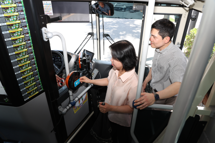 상주시민들이 통합무임 교통카드로 버스 요금을 결제하고 있다. <상주시 제공>