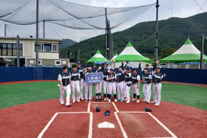 지난 7일 2025년 청도신화랑배 전국사회인 야구대회 여자부 경기에서 우승을 차지한 창원 창미야 선수들이 우승세리머니를 하고 있다. <청도군소프트볼협회 제공>