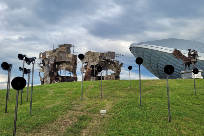 대구 달성군 디아크 광장 언덕에 김영섭 작가의 작품 꿈의 정원 등 다양한 작품들이 전시 중이다. 임훈기자 hoony@yeongnam.com