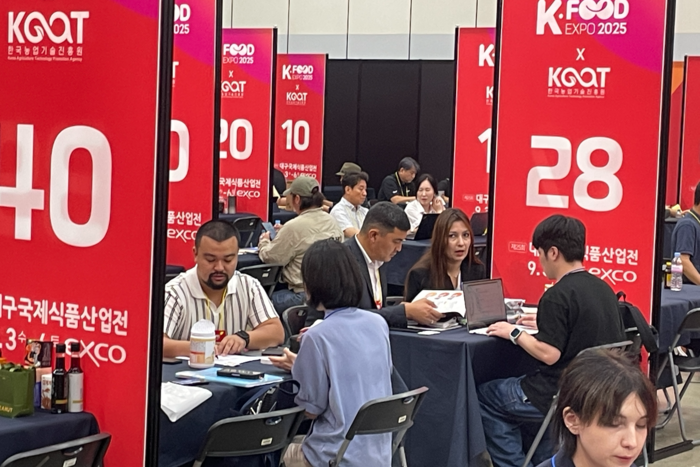3일 대구 엑스코에서 개막한 제25회 대구국제식품산업전이 글로벌 K푸드 열풍 속에 해외 바이어로부터 뜨거운 관심을 받고 있다. 3일 오후 박람회 참가 업체와 바이어들이 수출 상담을 하고 있는 모습. 윤정혜기자