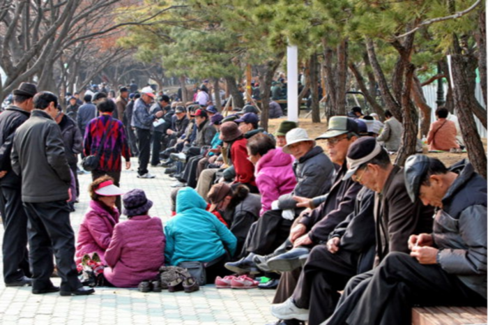 두류공원에 모여있는 어르신들. 영남일보DB