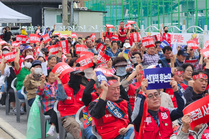 25일 봉화군 석포면 만촌마트 앞에서 열린 영풍석포제련소 이전 반대 주민결의대회에 참석한 주민들이 붉은 머리띠와 피켓을 들고 생존권 사수를 외치고 있다. 황준오기자