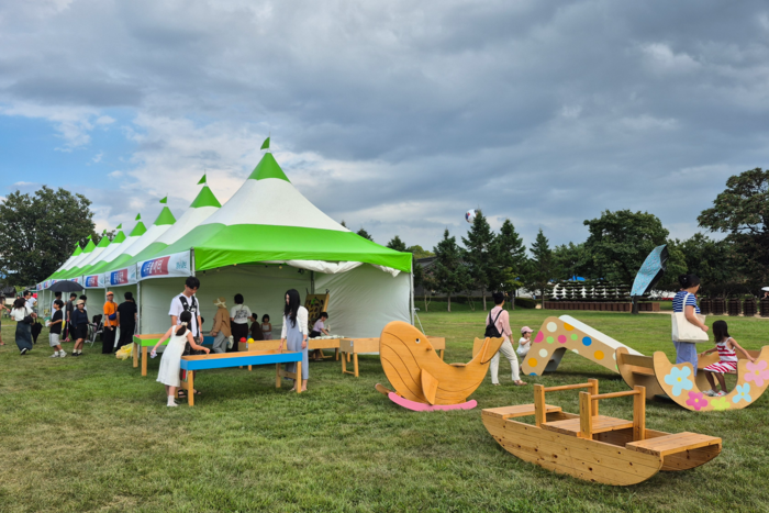 캐리커처·컬러링월·셀프타투·옛날오락실 등 총 8종의 체험 부스와 나무놀이터는 어린이를 동반한 가족 단위 관광객의 큰 호응을 받았다. 장성재기자 blowpaper@yeongnam.com