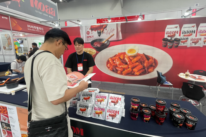 3일 대구 엑스코에서 개막한 제25회 대구국제식품산업전에 참가하고 있는 대구업체 삼첩분식 부스에서 한 바이어가 안내책자를 살펴보며 구매를 위한 즉석 상담을 하고 있다. 윤정혜기자