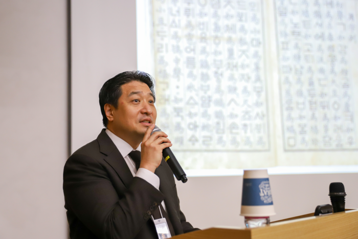 전인건 대구간송미술관장이 지난 3일 미술관 강당에서 개관 1주년 기념강연 간송 전형필 선생의 삶과 문화유산 특강을 펼치고 있다. <대구간송미술관 제공>