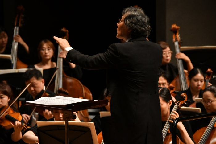 지난 24일 일본 히로시마 JMS 애스터플라자 대공연장에서 열린 대구시향의 2025 코리아 위크(KOREA WEEK) 초청 공연에서 백진현 대구시향 상임지휘자의 모습. <대구시향 제공>