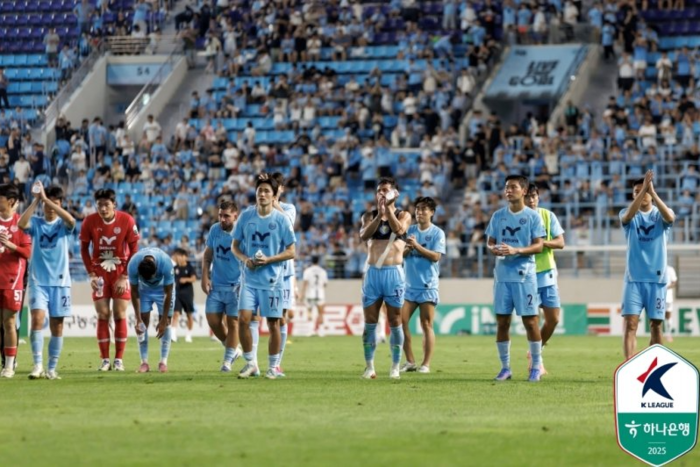 강등 위기에 내몰린 대구FC의 선수들이 그라운드에 서있다.<대구FC 제공>