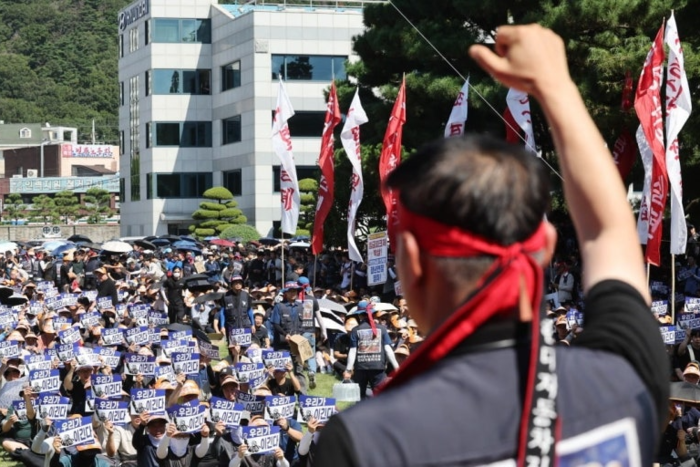 지난 3일 울산시 북구 현대자동차 울산공장 본관 앞에서 열린 현대차 노조의 총파업 결의대회에서 조합원들이 구호를 외치고 있다. <연합뉴스>