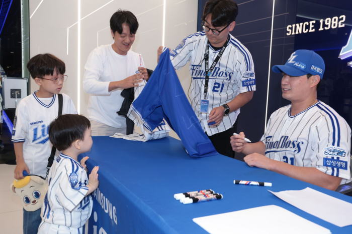 30일 대구 삼성라이온즈 파크에서 오승환이 은퇴식 사인회를 하고 있다. 삼성 라이온즈 제공