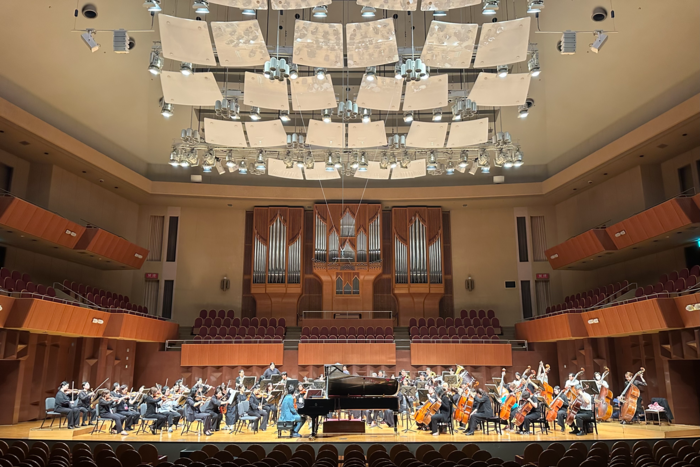 일본 최초 클래식 콘서트 전용 공연장인 오사카 더 심포니홀은 1982년에 지어져 지금까지 그 명성을 유지하고 있다. 슈박스(Shoebox) 형태의 공연장은 설계자가 70개국을 다니며 연구해 만들어진 곳이다. 천장 장식부터 객석 의자의 천 재질까지 최고의 음향을 위해 설계됐다. 사진은 지난 25일 오사카 더 심포니홀에서 진행된 리허설 모습.  정수민기자 jsmean@yeongnam.com