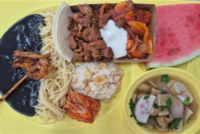 경구 중·고교가 스페인·멕시코 음식의 날에 든든한 한끼 급식으로 제공하는 경구스화이타, 오징어버터먹물파스타, 미니아히요마늘볶음밥, 꽃어묵국, 배추김치, 수박. <경구 중·고교 제공>