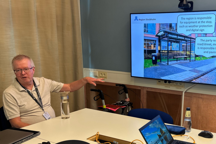 지난 9일(현지시간) SL 스톡홀름 지역교통청에서 멜커 라르손 접근성 담당자가 스톡홀름의 교통 정책에 대해 설명하고 있다. 박지현기자 lozpjh@yeongnam.com