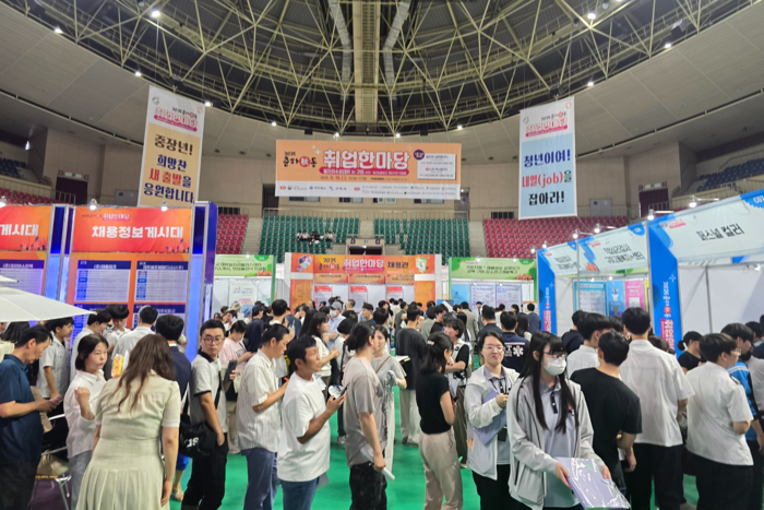 2025 춘하秋동 취업한마당이 16일 구미 박정희체육관에서 열렸다. 이날 지역기업 35개사가 현장면접 후 2차 면접 등을 통해 204명을 채용할 계획이다. 박용기기자