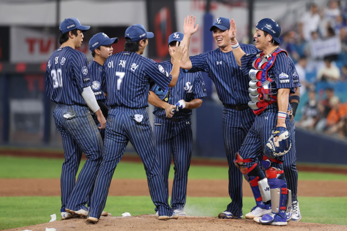 지난 7일 삼성 라이온즈파크에서 열린 2025 신한 SOL 뱅크 KBO리그 한화 이글스전에서 승리 후 삼성 라이온즈 선수들이 세레머니를 하고 있다. 삼성 라이온즈 제공