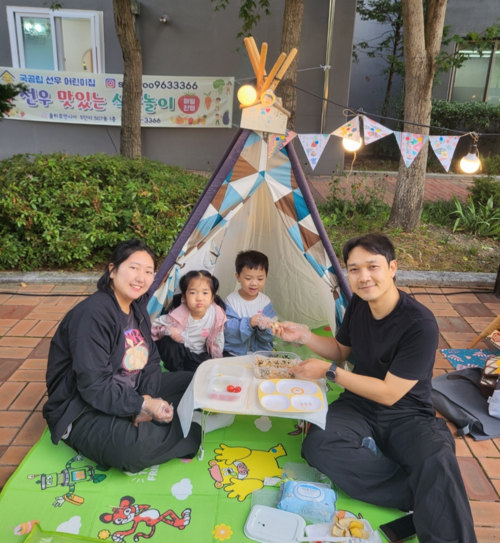 대구 선우어린이집 힐링캠프에 참하고 있는 황아준군 가족이 즐겁게 요리체험을 하고 있다. <강명주시민기자 kmejuw7@hanmail.net>